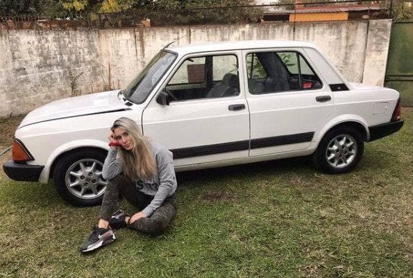 Luego de 16 años de esfuerzo, Luli  logró comprar el carro de sus sueños, pero en redes sociales se burlaron de ella