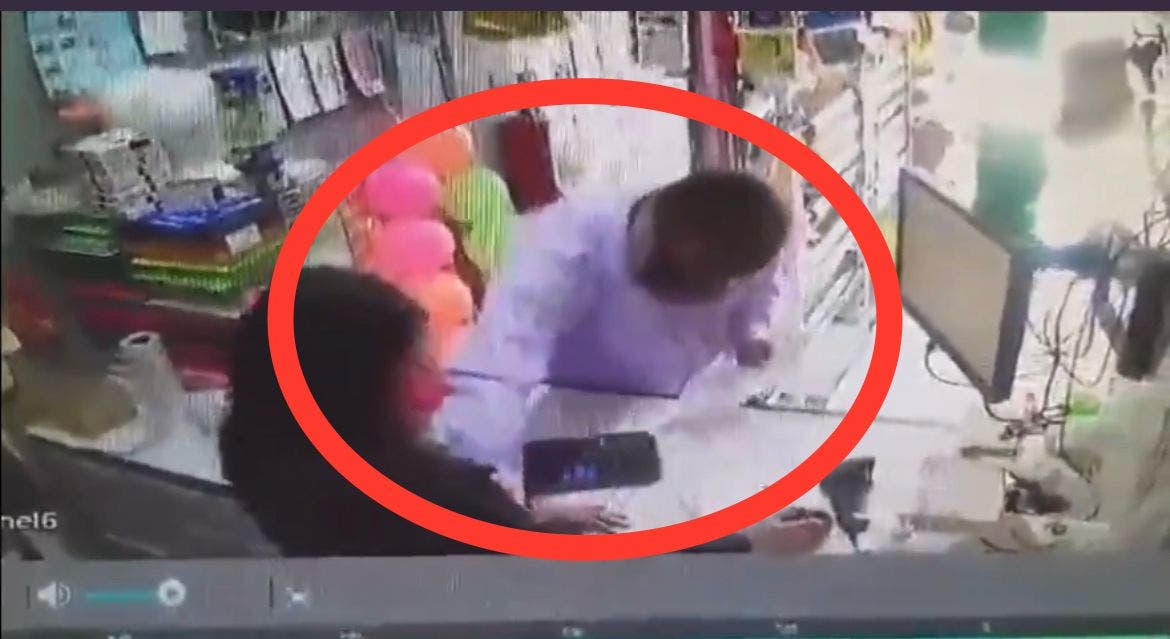 INDIGNANTE Video: Captan a sujeto tocando y acosando a la encargada de una papelería en Puebla