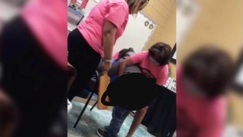 VIDEO Captan a directora dando ‘nalgadas’ con una tabla a niña de 6 años