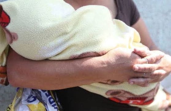 En Puebla, una bebé de un mes muere en brazos de su mamá, una niña de 14 años