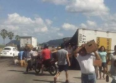 #AlMinuto Mueren dos normalistas al caer de un camión que saqueaban