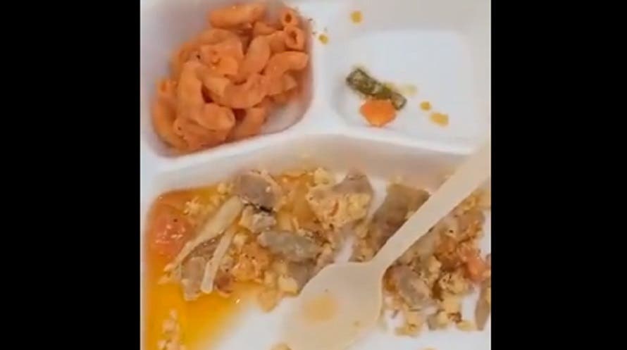 VIDEO Migrante denuncia malas condiciones en centro de detención; “nos dan comida de perro”