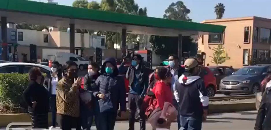 #AlMinuto Médicos particulares cierran calles junto al IMSS la Margarita, ya no alcanzaron vacunas COVID