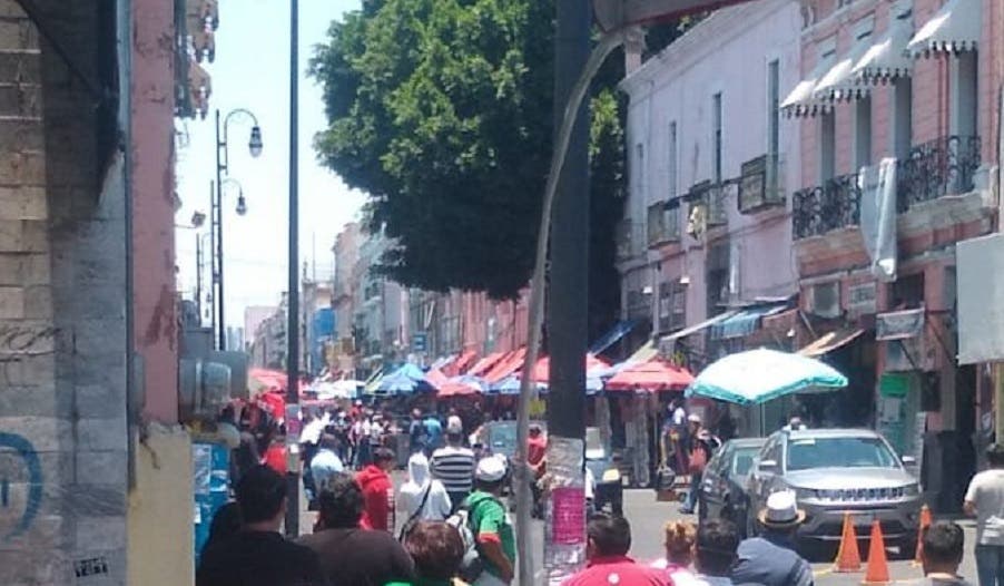 #AlMinuto CUIDADO Se registra una fuerte riña de ambulantes en el Centro de Puebla, negocios ya cerraron sus cortinas
