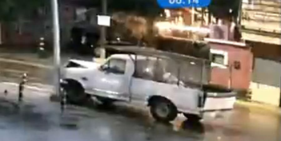 VIDEO Camioneta se estrella en poste de luz sobre Esteban de Antuñano y ¡una patrulla lo deja ir!