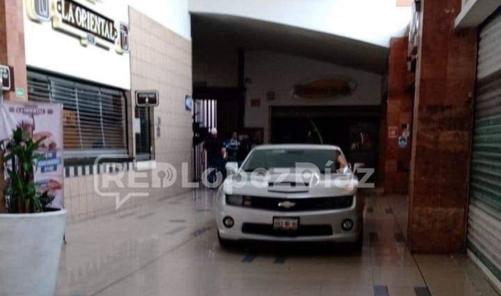 ENTÉRATE Borracho estaciona  su auto en la zona  Fast Food de Plaza Dorada
