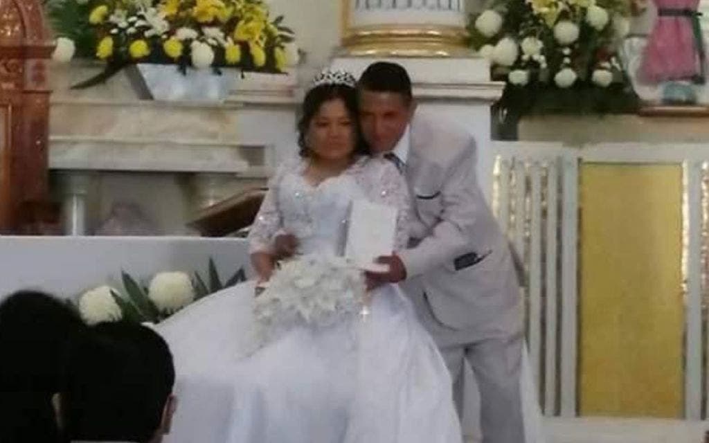 OJO Joven que perdió su vestido de novia en un AU rumbo a Acatzingo logró casarse