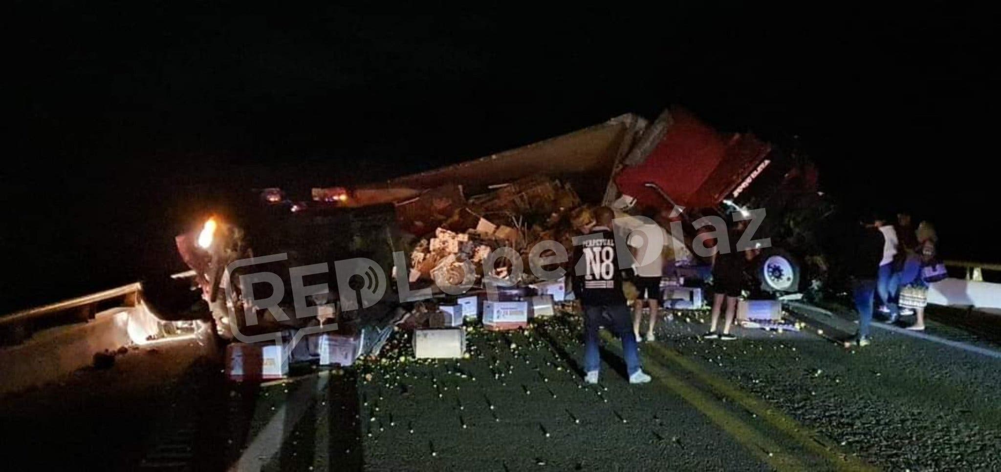 FATAL accidente entre un trailer y varios autos deja varios muertos y heridos en la autopista Tehuacán – Oaxaca