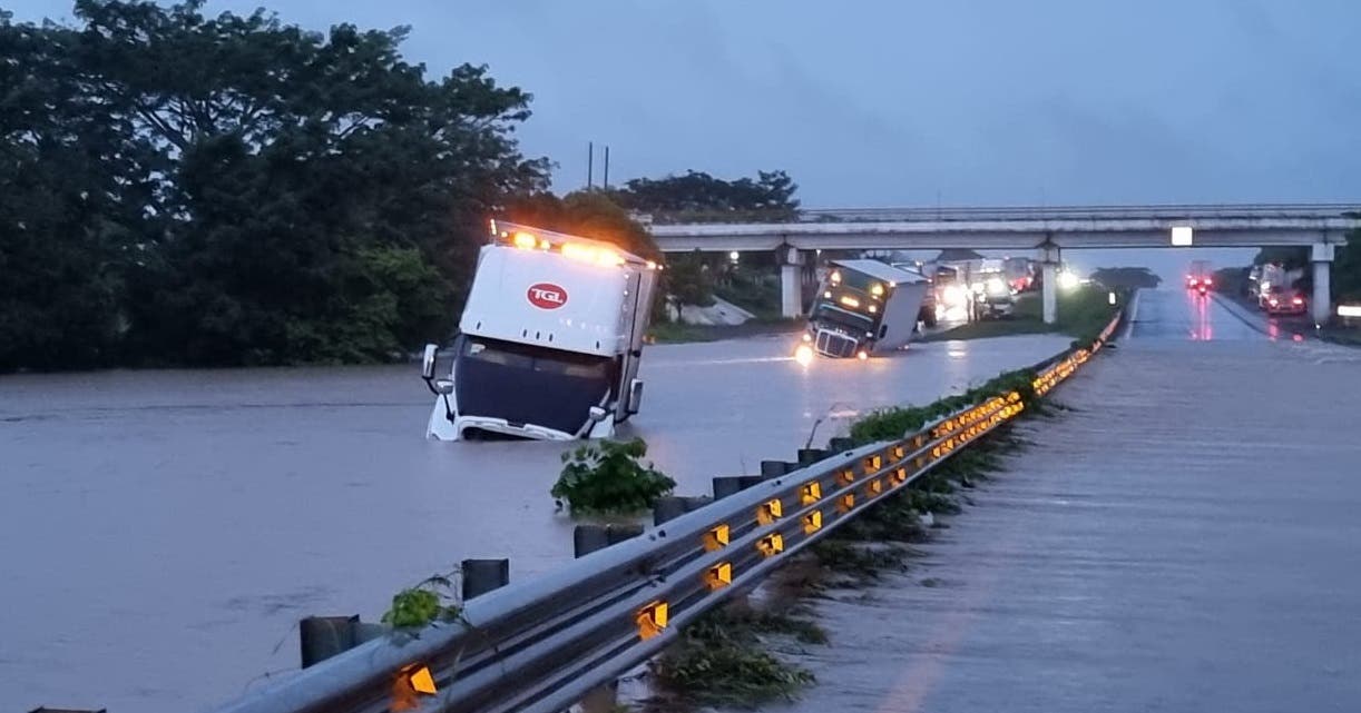 OJO Se desborda el río La Unión causando la inundación en la autopista Veracruz-Coatzacoalcos, varios camiones quedaron varados