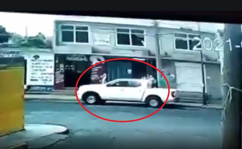 VIDEO En menos de 30 segundos roban camioneta con lujo de violencia en calles de Puebla