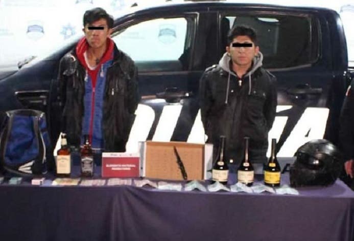 OJO Detienen a Edwin y Uriel por robar bebidas y cigarros de Oxxo en Cipreses