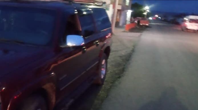 Policía persigue a hombre con cuerno de chivo en calles de Puebla