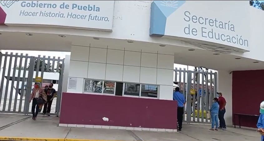 OJO: Maestra con síntomas de COVID provoca desalojo en la SEP de Puebla