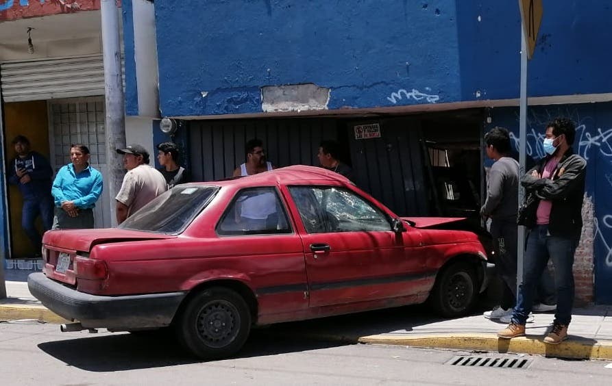 REPORTE Auto se mete a a una casa tras FUERTE choque en la 16 de septiembre