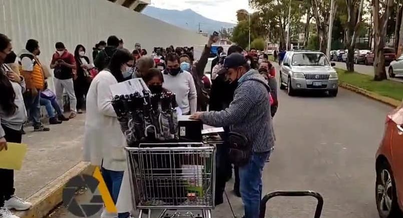 Poblano vende copias para chavorrucos en carrito de supermercado afuera del Centro Expositor y se vuelve VIRAL