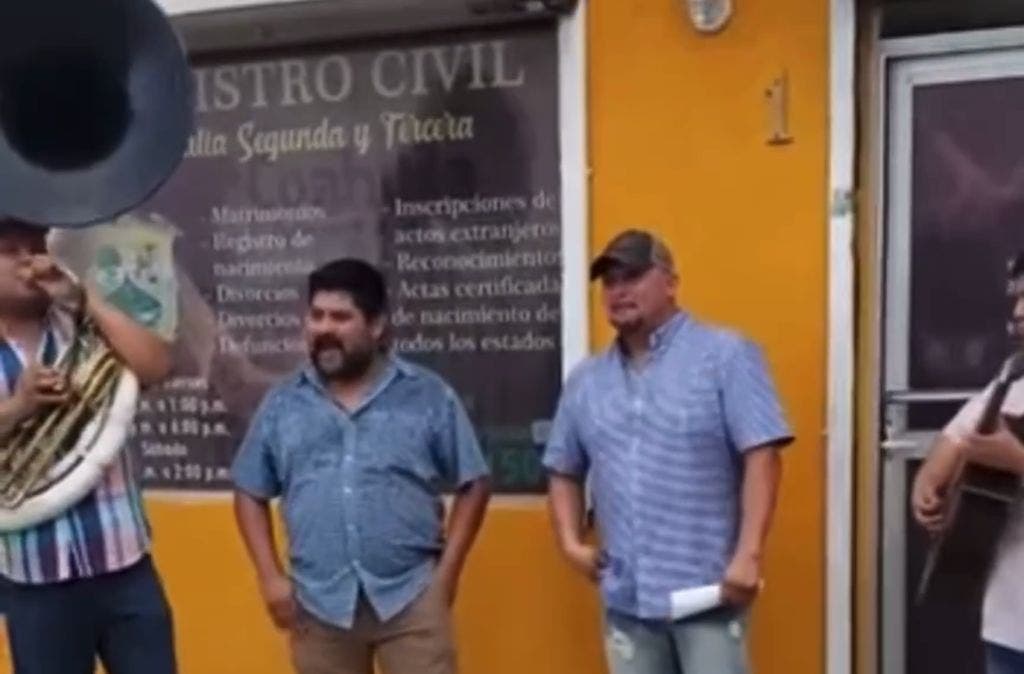 Entérate: Hombre celebra su divorcio con música banda afuera del Registro Civil