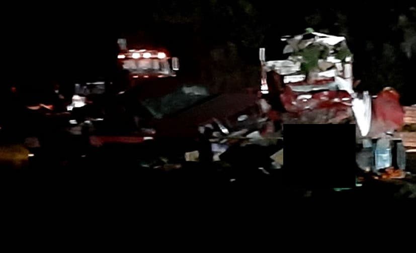 BRUTAL accidente deja dos muertos en la carretera federal San Hipólito-Xalapa, quedaron atrapados por los fierros retorcidos