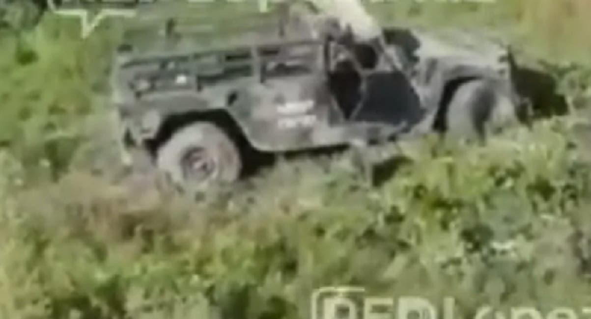 VIDEO Vuelca vehículo militar en el acceso al aeropuerto, hay un muerto
