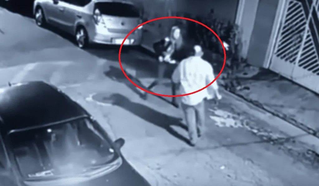 Mujer mata a ladrón cuando intenta atacarla en calle oscura