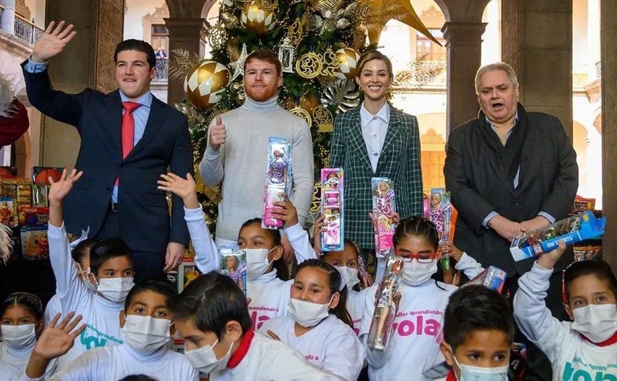 Canelo Álvarez donó 5 mil 500 juguetes a niños