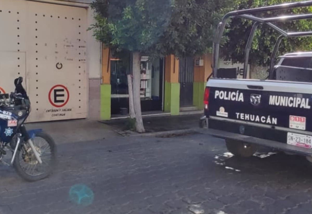 Trabajador se dispara en la cabeza en estacionamiento en Puebla, perdió la vida en el Hospital