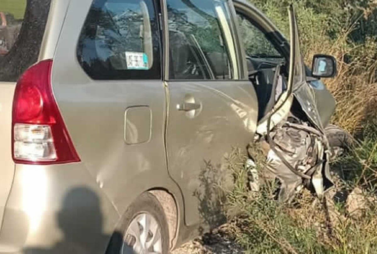 Poblano destroza su auto al chocar contra barra de contención en la Mexico-Puebla