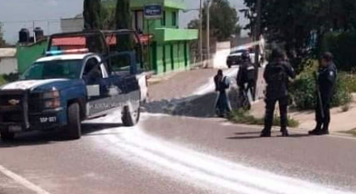 Comando armado roba armamento y secuestra a dos policías en comandancia de Puebla
