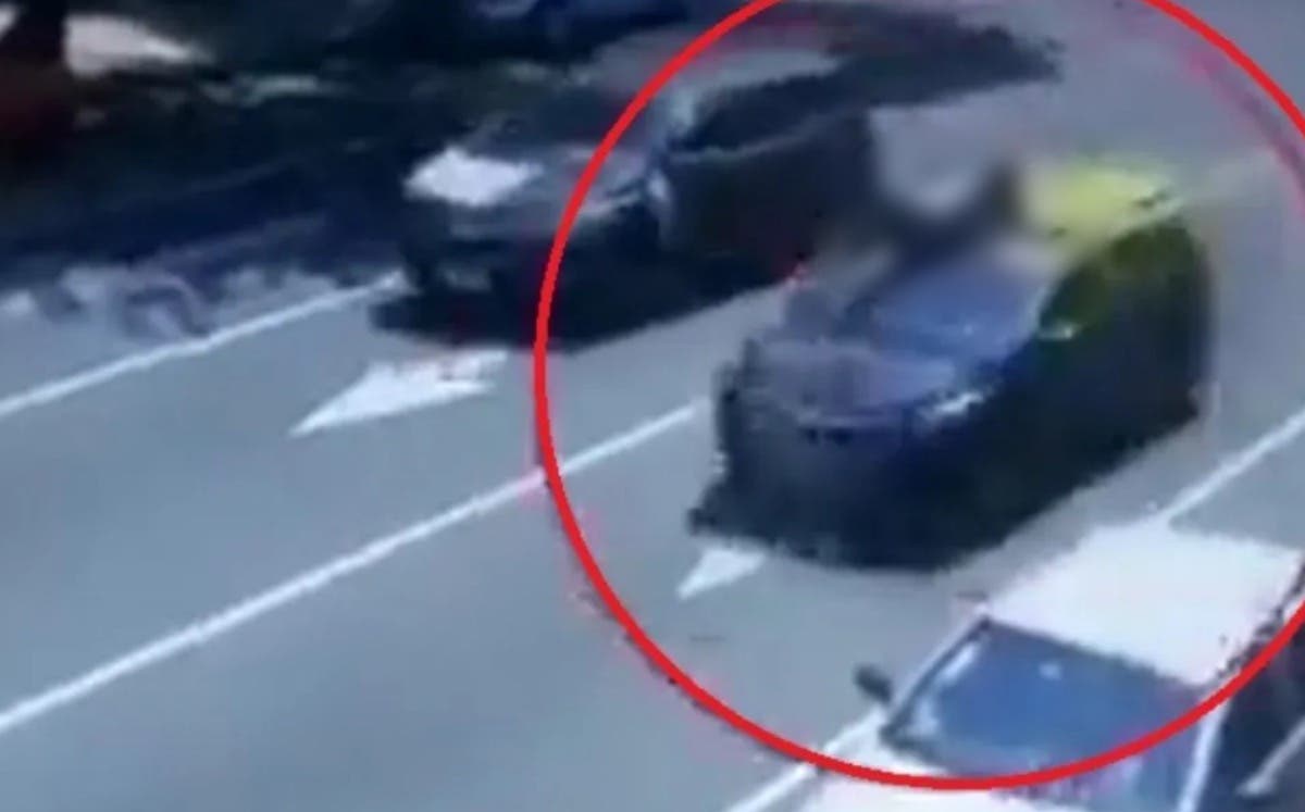 FUERTE VIDEO Hombre se aferra a su taxi tras un robo, chocan y muere