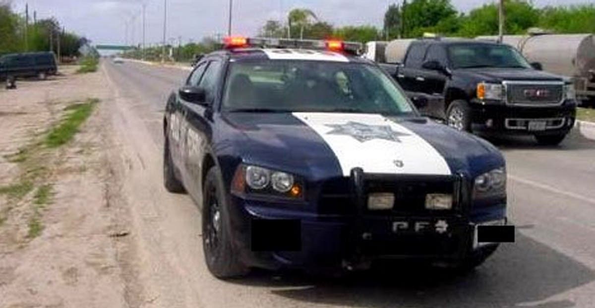 Comando armado a bordo de patrulla falsa  roba camión de carga en Puebla