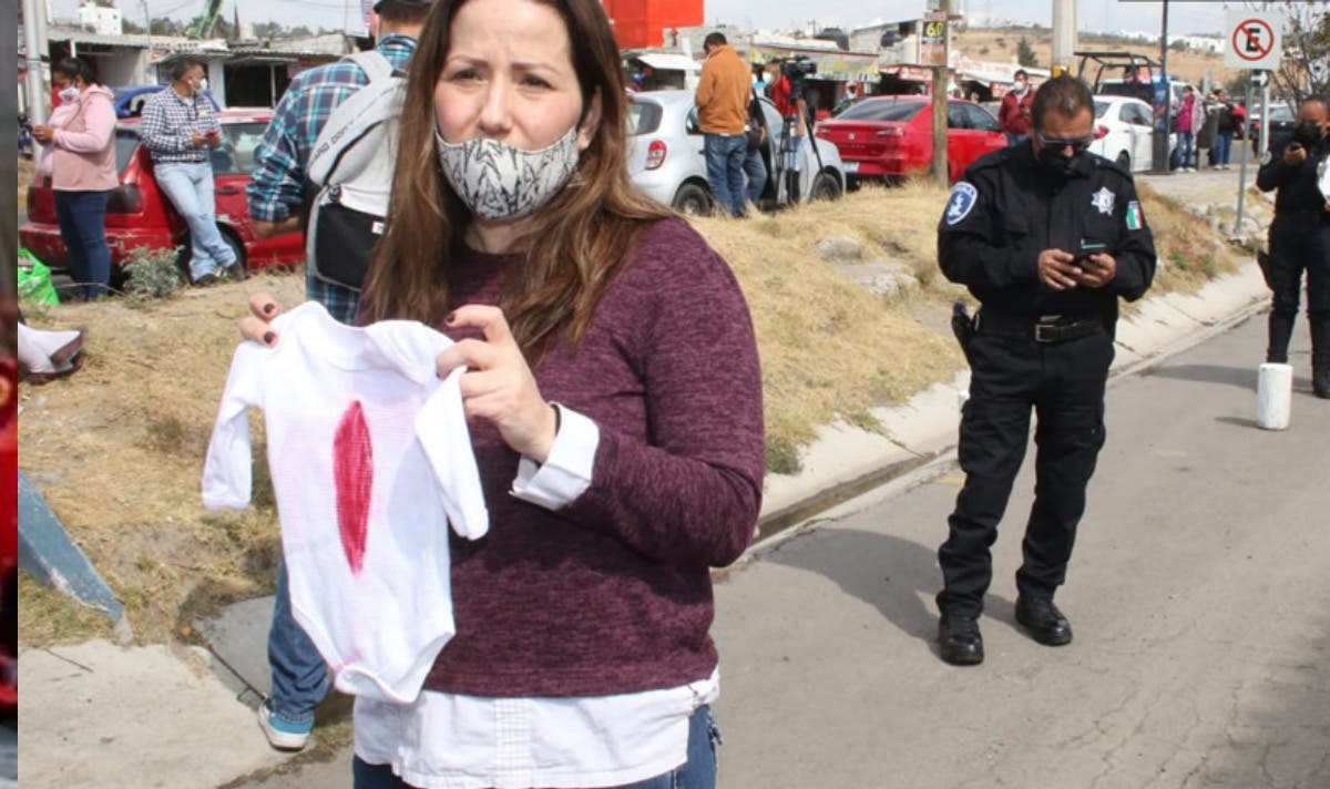 Activista se manifiesta sola por caso del bebé muerto en San Miguel; recrimina el poco apoyo de los poblanos
