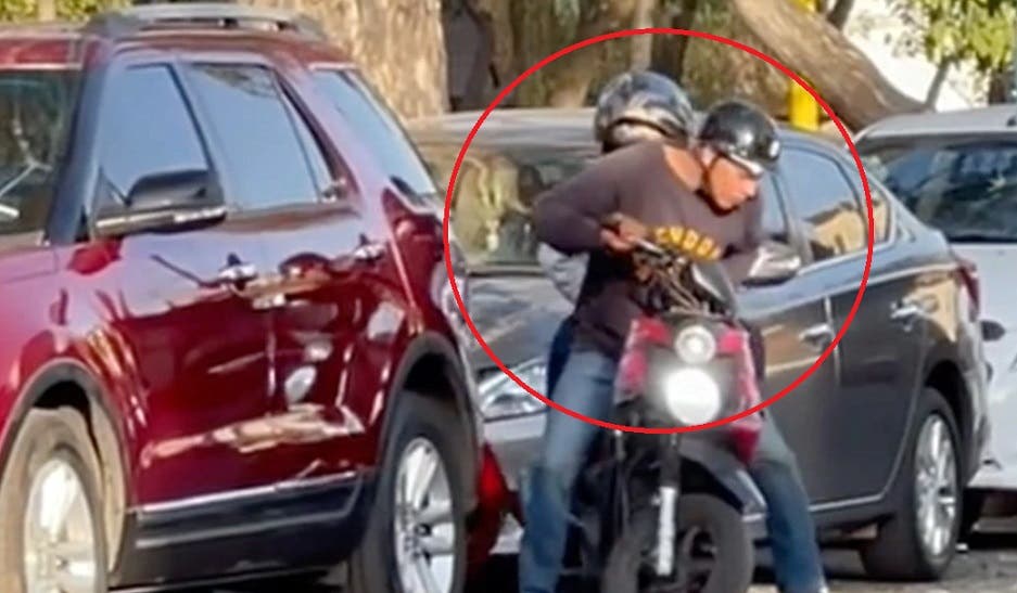 VIDEO: Captan a pareja robando autopartes; huyeron en motocicleta