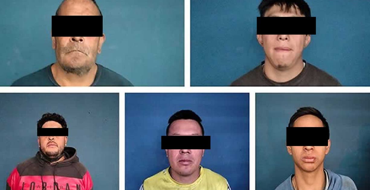 Detienen cinco delincuentes que desmantelaban auto recién robado en Puebla