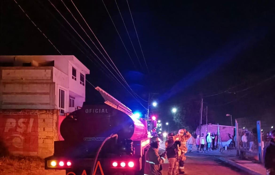 Bomberos tardan más de dos horas en sofocar incendio en San Andres Cholula, bomberos no tienen pipa