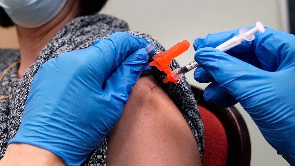 ¿Te pegó la vacuna?: por qué unos sufren más reacciones que otros