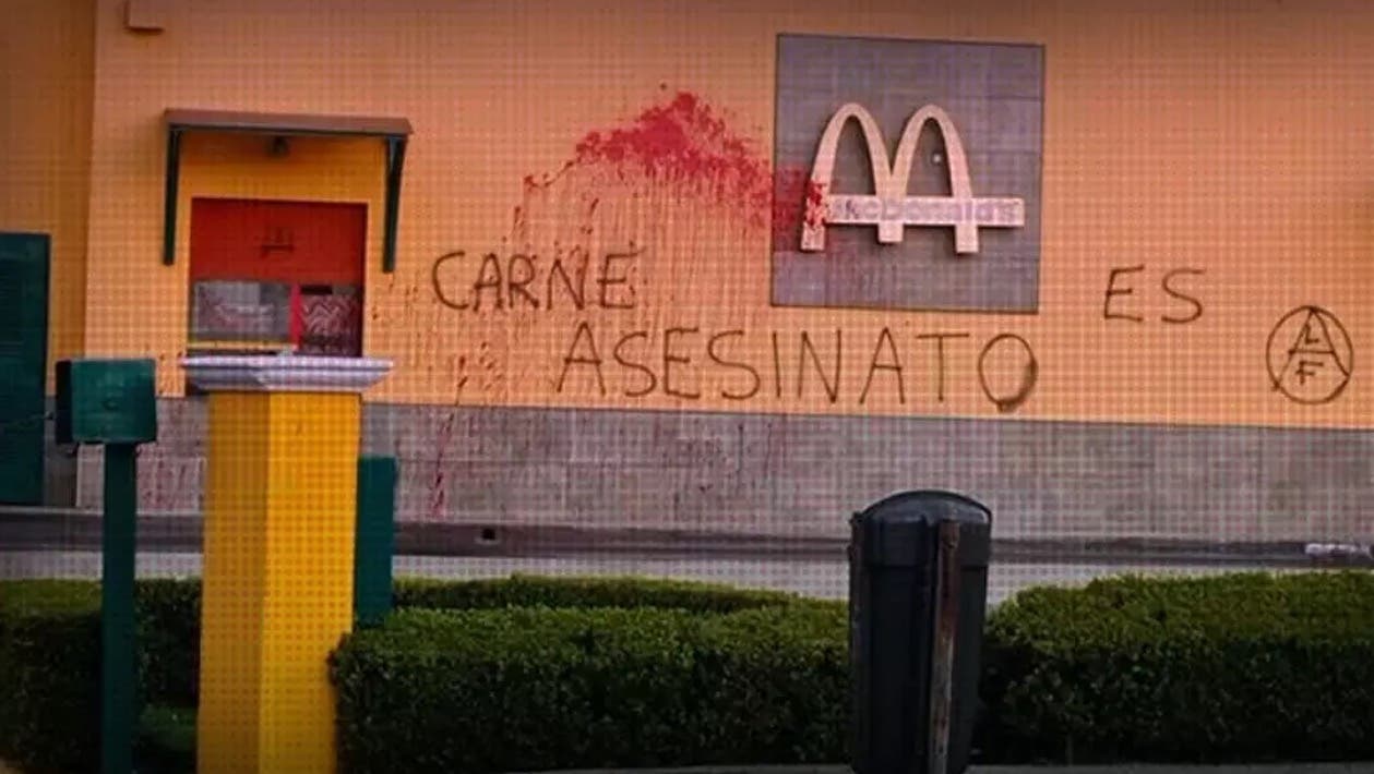 OJO Poblanos veganos vandalizan un McDonalds en el Centro Histórico; “Carne es asesinato”  pintaron en la fachada