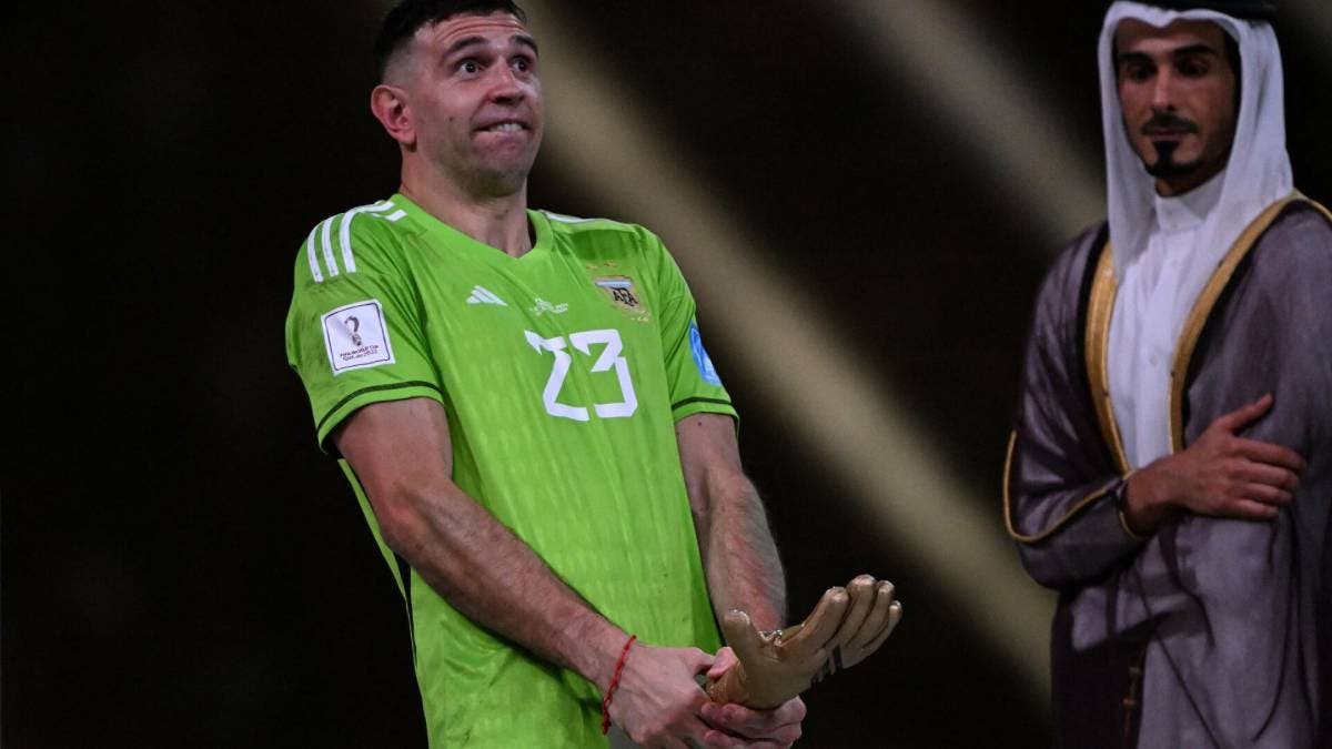 Así festejó ‘Dibu’ Martínez el trofeo a mejor portero del Mundial