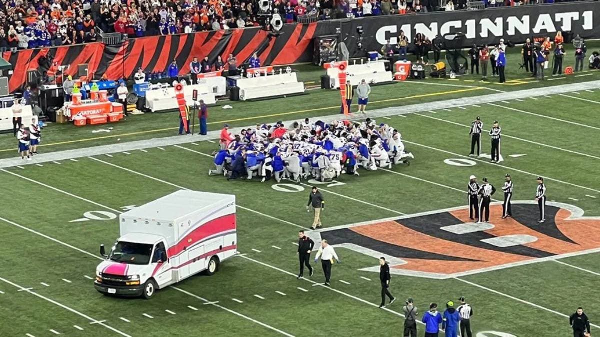 Jugador de la NFL se desvanece en pleno partido, le dan RCP y se lo llevan en ambulancia