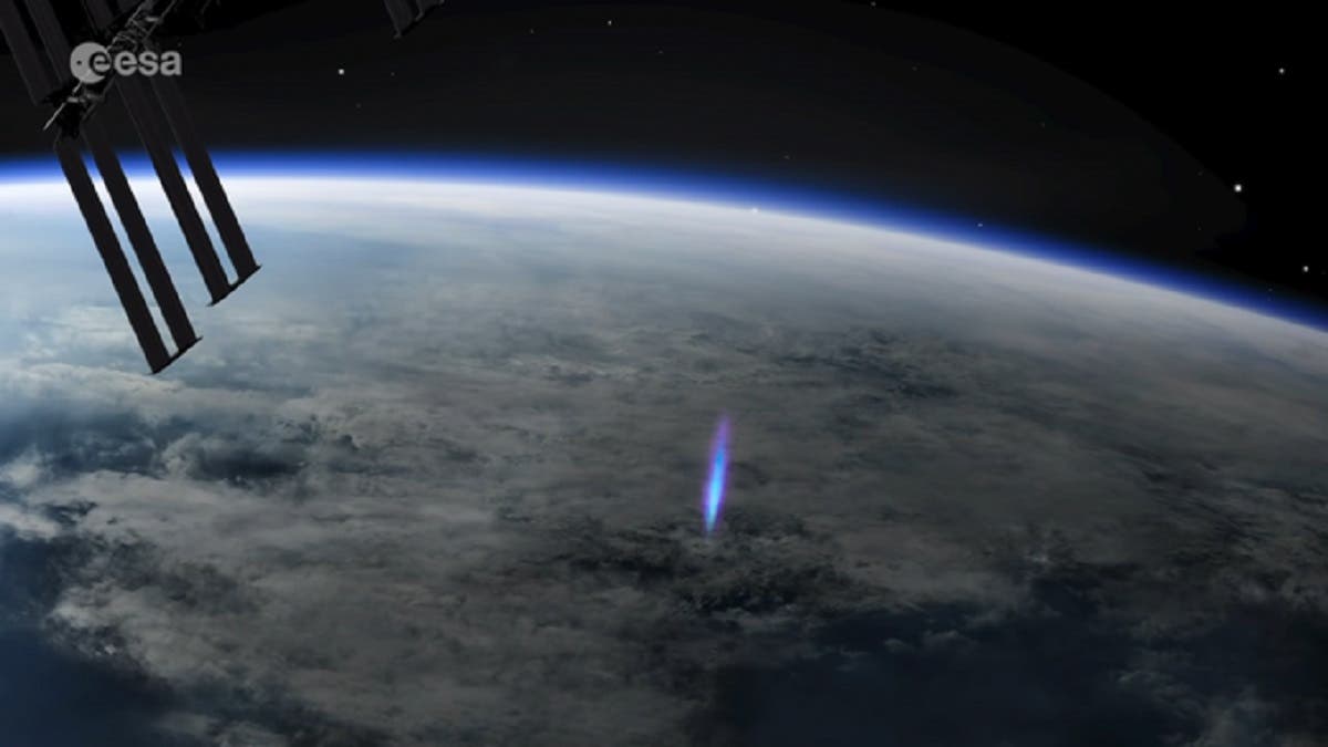 Estación Espacial Internacional capta Extraño rayo azul que sale de la Tierra