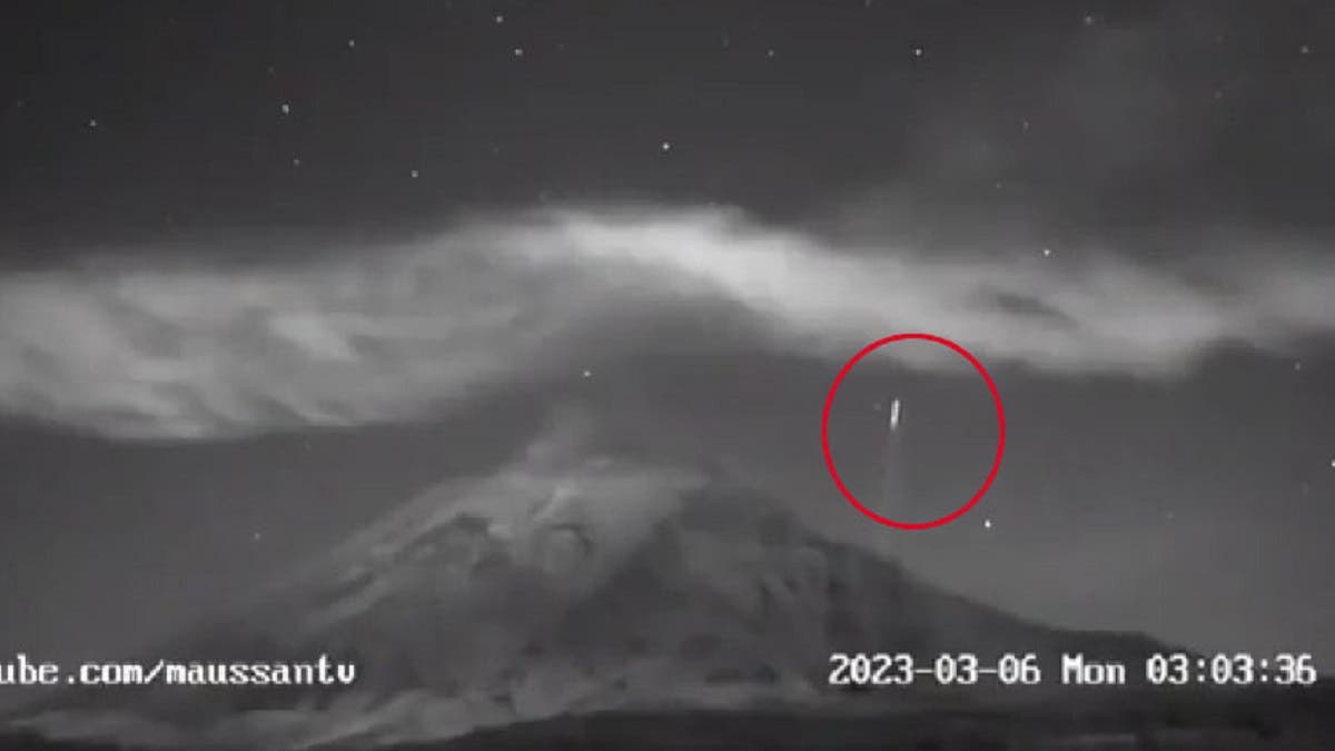 VIDEO Captan en a supuesto ‘OVNI’ despegar del Volcán Popocatépetl