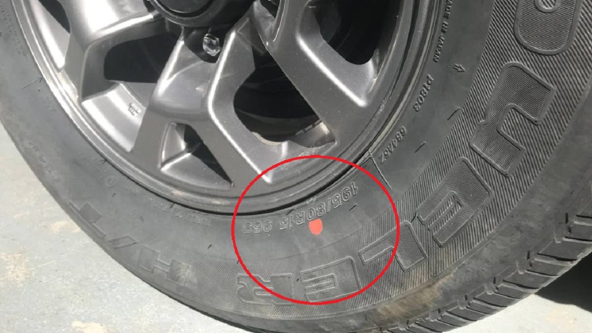 OJO: ¿Qué significa el punto rojo que se encuentra en los neumáticos? la respuesta podría volarte la cabeza