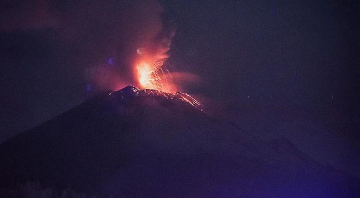 Popocatépetl expulsa fragmentos incandescentes en la madrugada de este lunes y una fumarola de mil 600 metros de altura