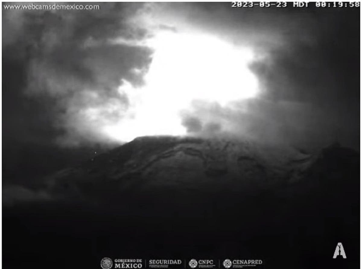 OJO Captan momento en el que el Popocatépetl lanza fragmentos incandescentes durante la madrugada
