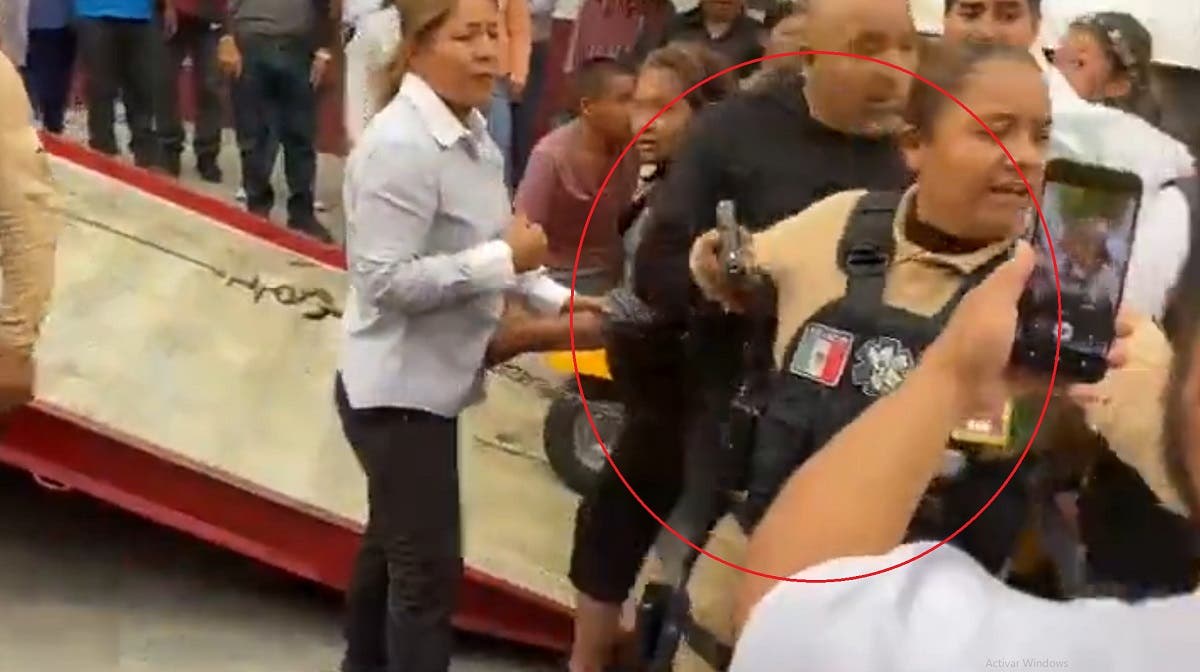 VIDEO Captan a mujer policia a puntando a manifestantes durante protesta por retención de mototaxis en #Xoxtla #Puebla