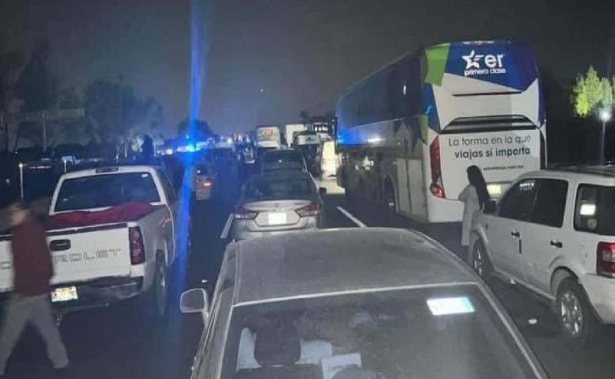 Poblanos cierran la autopista México-Puebla y causan caos por horas