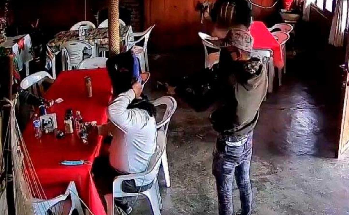 VIDEO: Encapuchados asaltan y roban camioneta a familia poblana que comía en restaurante