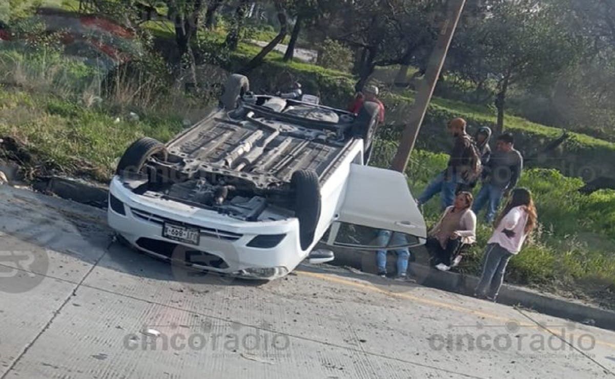Conductor queda prensado tras BRUTAL volcadura en la México-Puebla