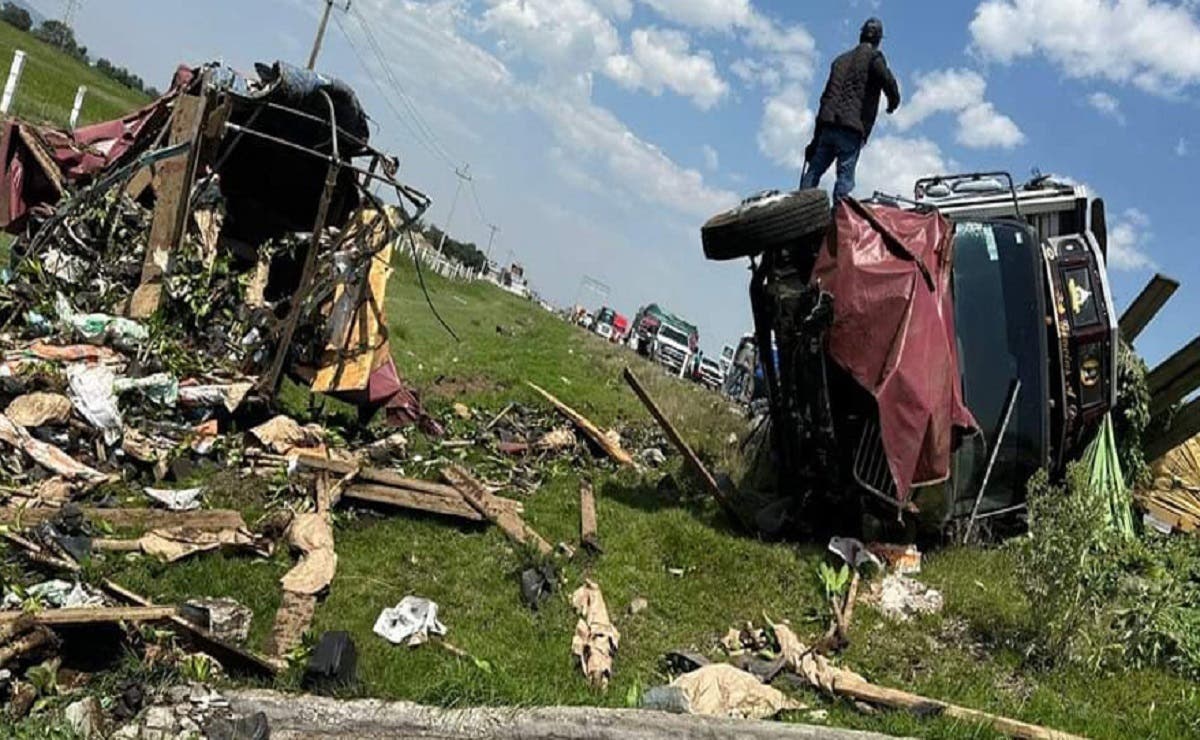 BRUTAL volcadura en la autopista Puebla-Orizaba deja daños materiales