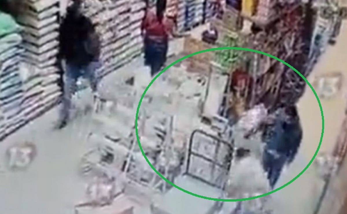 Hombres armados roban y golpean a clientes en tienda en violento asalto