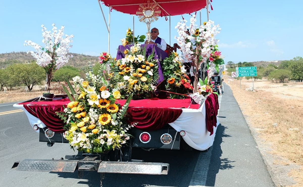 OJO: Bendicen la carretera Cuacnopalan-Oaxaca tras múltiples accidentes; el sacerdote también pidió perdón por todos los pecados cometidos por las personas