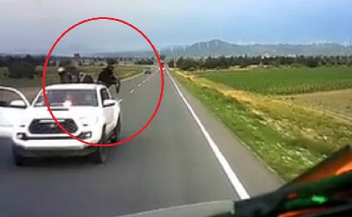 ¡De terror! Captan el momento en el que un comando armado asaltó un tráiler en la carretera federal Azumbilla-Puebla.